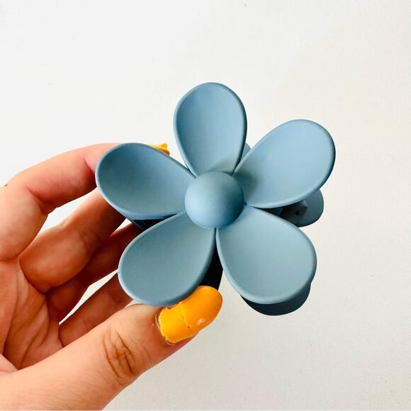 NEW FREE PEOPLE Steel Grey Gray Daisy Flower Claw Clip Hair Retro Oversized Updo - Picture 2 of 8